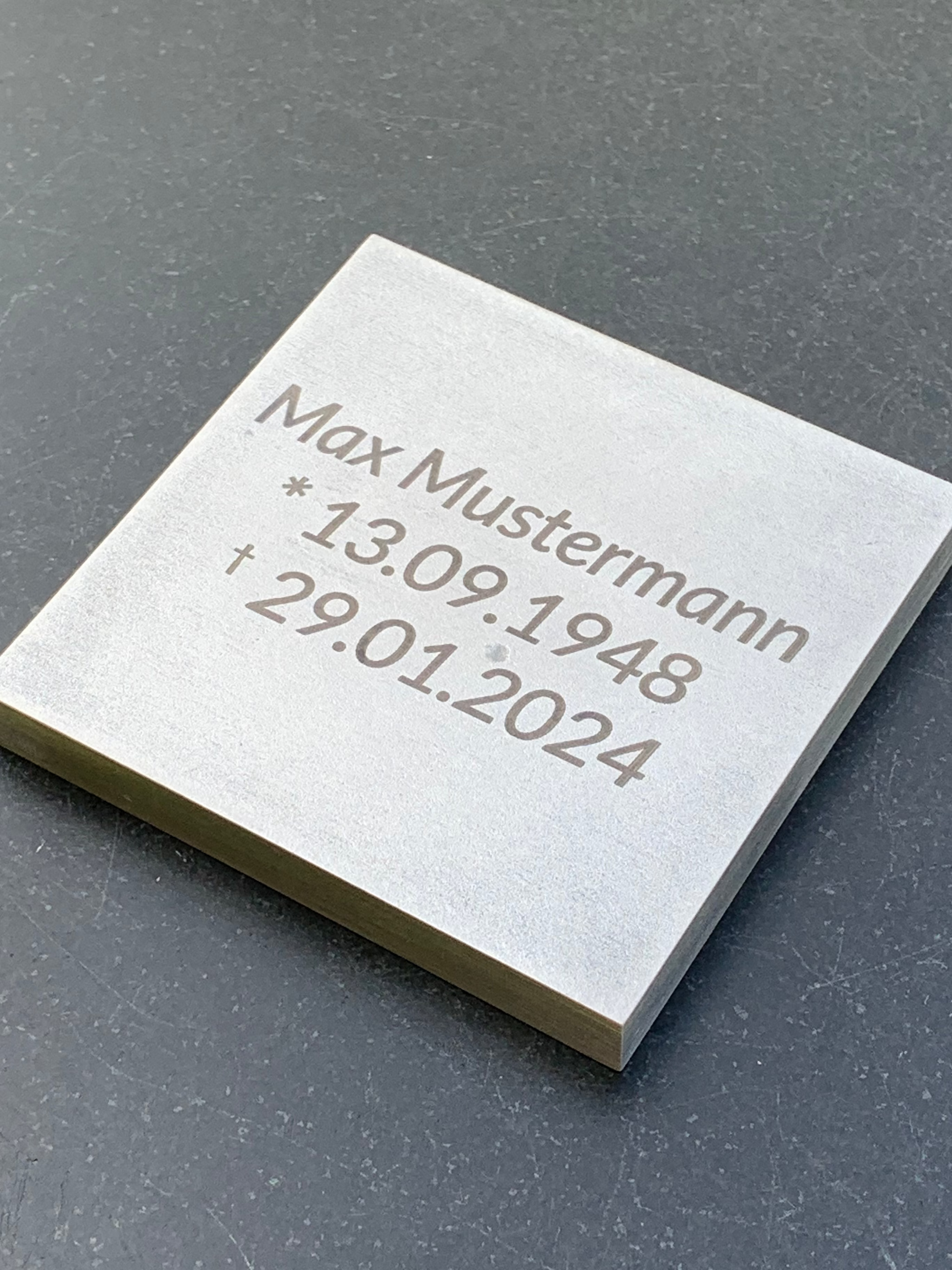 Grabkreuz GK35 – Gravur Schrift, Nahaufnahme