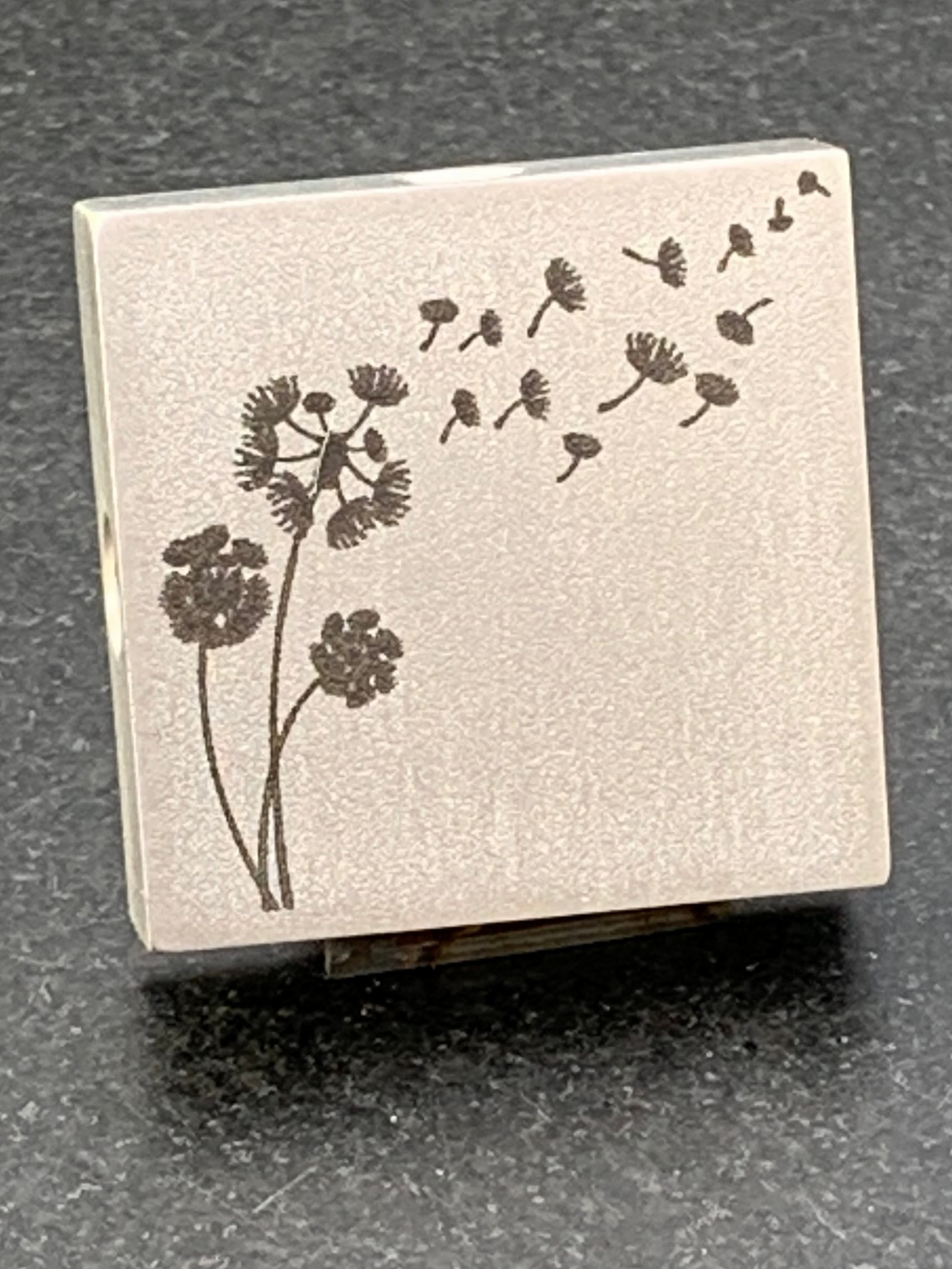 Grabkreuz GK35 – Gravur Pusteblume, Nahaufnahme
