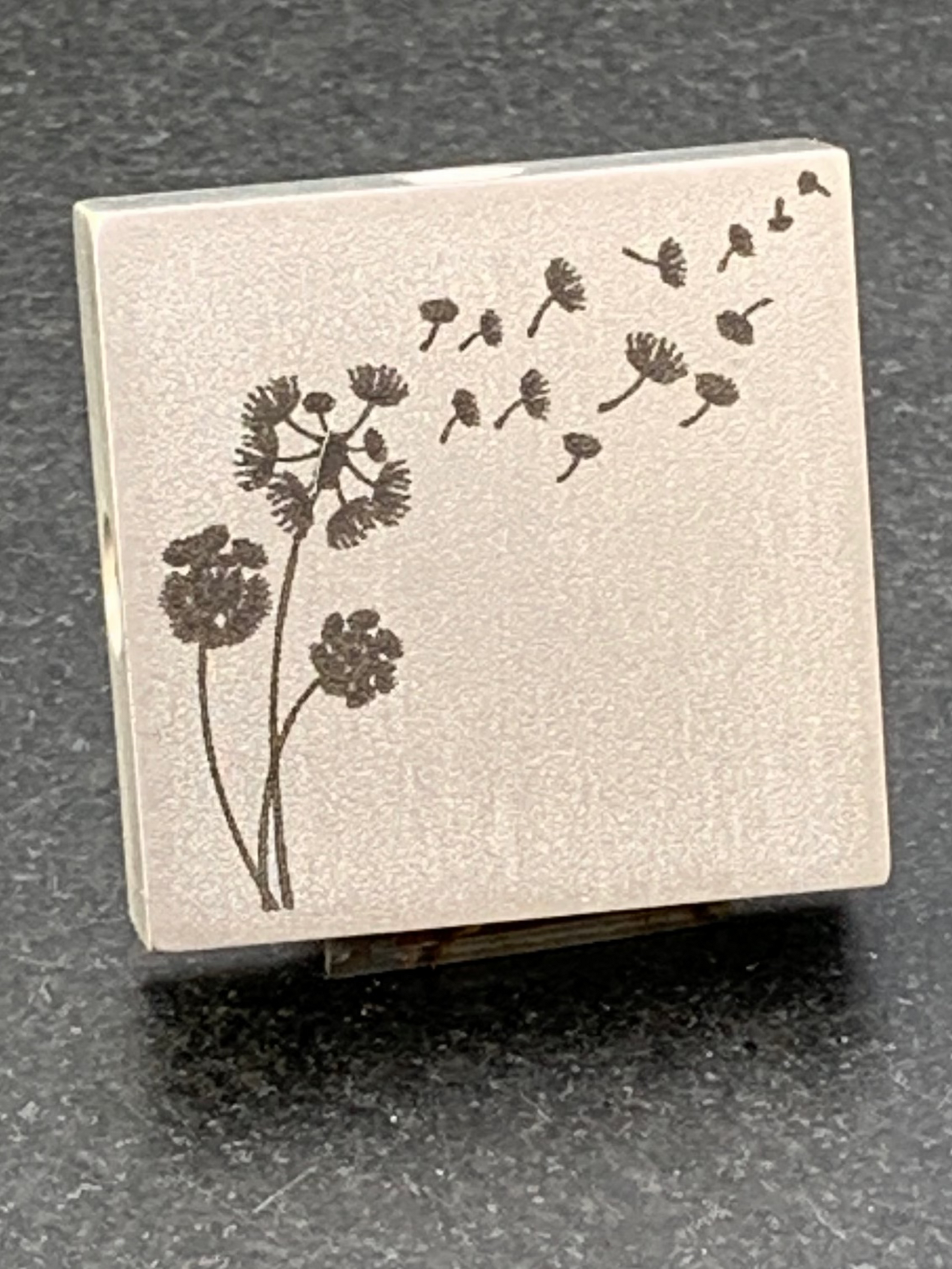 Grabkreuz GK35 – Gravur Pusteblume, Nahaufnahme
