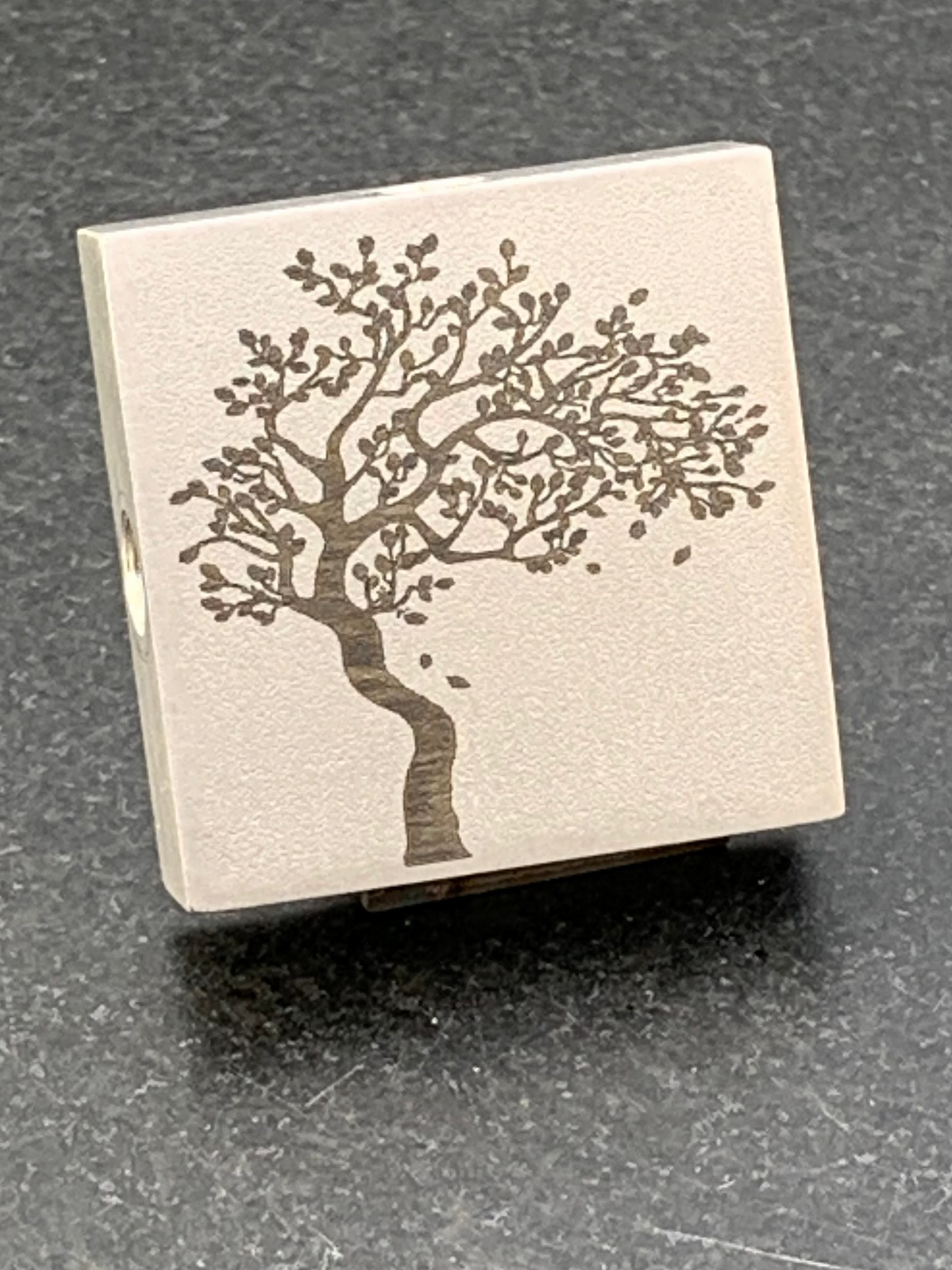 Grabkreuz GK35 – Gravur Baum, Nahaufnahme
