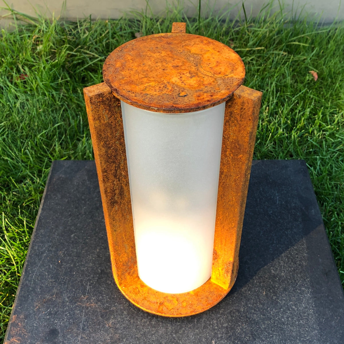 Hochwertige Grablaterne aus Stahl in Rostoptik – Metalldesign-22